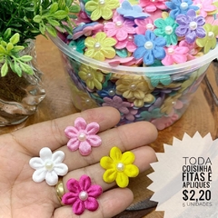 APLIQUE FLOR ACETINADA COM MIOLO DE PÉROLA - 5 UNIDADES
