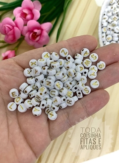ENTREMEIO PARA PULSEIRAS LETRINHAS REDONDO BRANCO COM LETRA DOURADA - LTR23 - 20 GRAMAS
