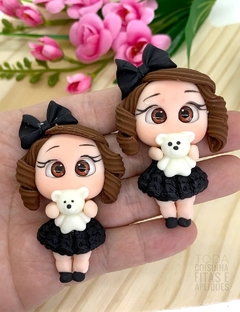 APLIQUE BISQUIT MENINA VESTIDO LÃ PRETO C/ URSO - UNIDADE