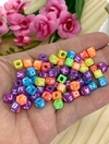 ENTREMEIO PARA PULSEIRAS QUADRADO COM LETRINHAS COLORIDAS - LTR08 - 20 GRAMAS