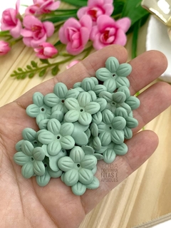 APLIQUE ACRÍLICO FLOR COM FURO M - VERDE - 10 GRAMAS