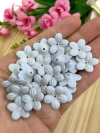 APLIQUE ACRÍLICO FLOR COM FURO M - AZUL BEBÊ CINTILANTE - 10 GRAMAS