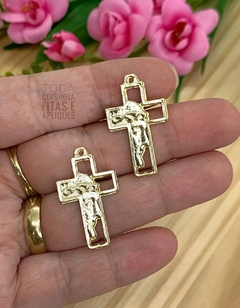 PINGENTE METAL DOURADO CRUCIFIXO - AR55 - 2 UNIDADES