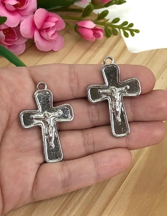 PINGENTE METAL CRUCIFIXO PRATA - AR66 - 2 UNIDADES