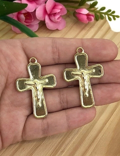 PINGENTE METAL CRUCIFIXO DOURADO - AR67 - 2 UNIDADES