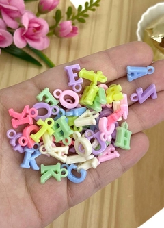 PINGENTE PARA PULSEIRAS LETRINHAS - 20 GRAMAS - CORES SORTIDAS - comprar online