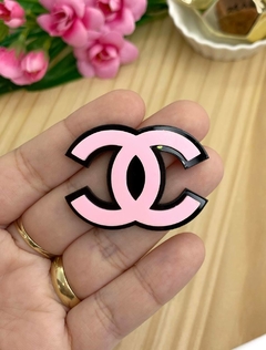 APLIQUE ACRÍLICO CHANEL - UNIDADE - Toda Coisinha Fitas e Apliques