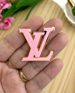 APLIQUE ACRÍLICO LOUIS VUITTON - UNIDADE - Toda Coisinha Fitas e Apliques