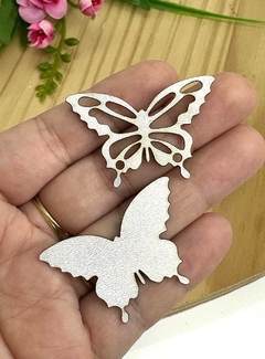 RECORTE BORBOLETA VAZADA PRATA HOLOGRÁFIA 4,5CM - RCT14 - 2 PARES