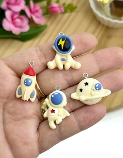 PINGENTE PARA PULSEIRAS ASTRONAUTA - PGT64 - 2 UNIDADES SORTIDAS