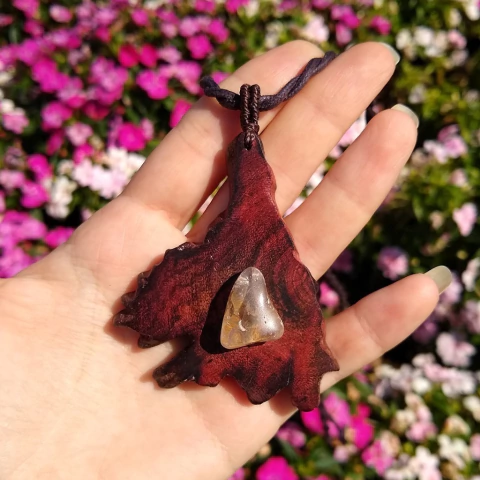 Colar de Madeira com Cristal de Quartzo