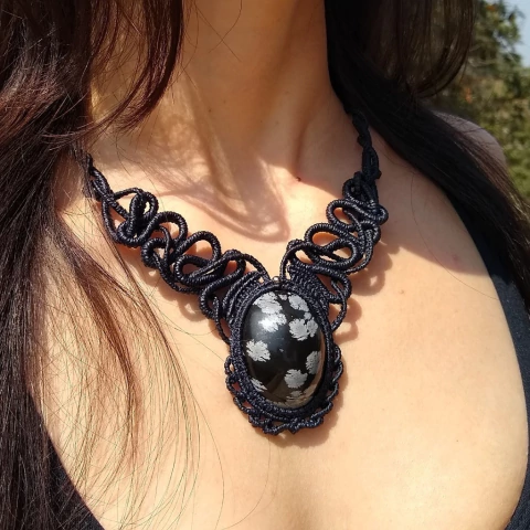 Colar em Macramê com Obsidiana Floco de Neve