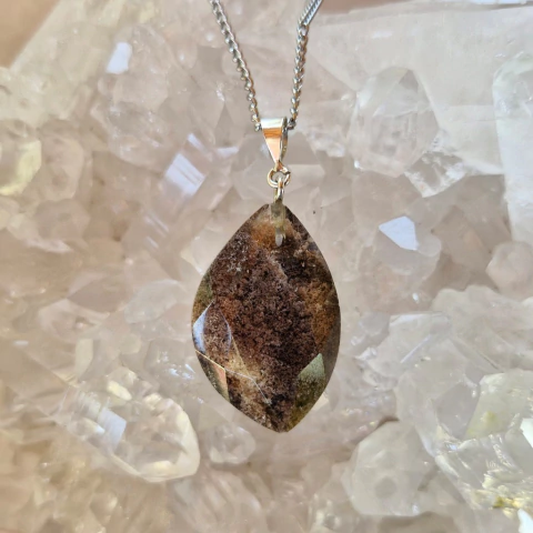 Pingente de Lodolita com Fecho de Prata 925 + Corrente Aço Inoxidável - comprar online