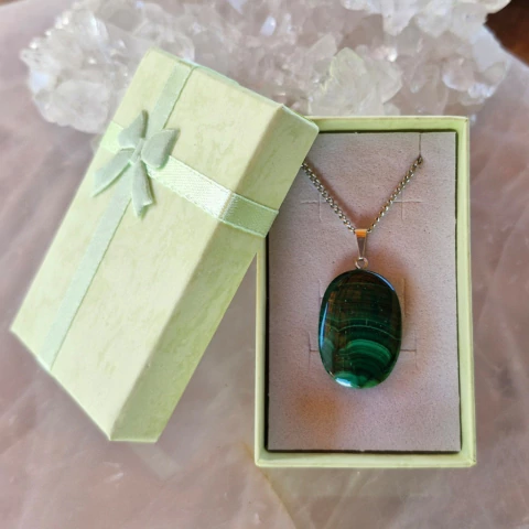 Pingente de Malaquita com Fecho de Prata 950 + Corrente Aço Inoxidável - comprar online
