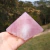 Pirâmide de Quartzo Rosa 363 g na internet