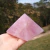 Pirâmide de Quartzo Rosa 363 g
