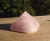 Pirâmide Quartzo Rosa 214 g - Natupyar Cristais e Artes
