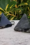 Dije Pirámide de Ónix Negro