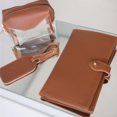 Kit 3 peças Porta Passaporte Slim, Necessaire Cristal e Tag de Mala Caramelo - comprar online