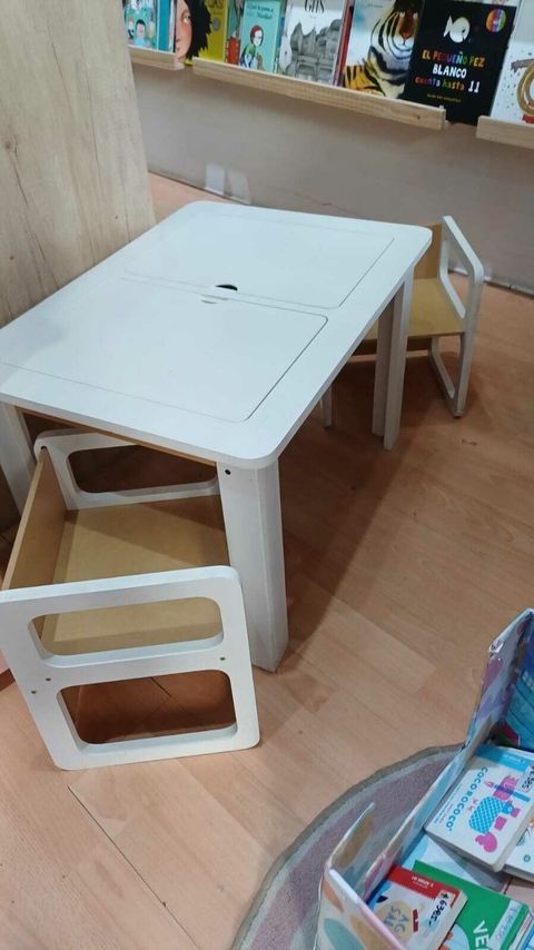 Mesa sensorial con dos sillas. Montessori