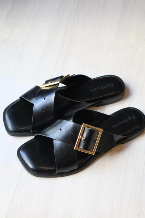 Rasteira Cláudia X Couro Preto/ Fivela Ouro - comprar online