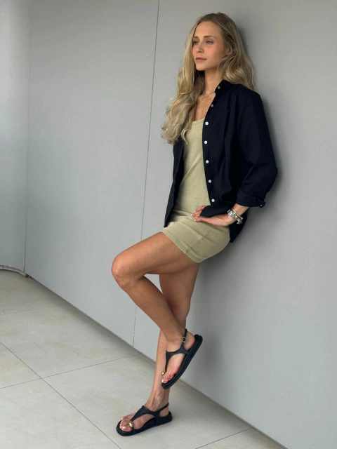 Sandália Papete Dedo Asa Delta/ Couro Preto/ Anel Ouro - comprar online