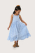 O vestido Chloe é perfeito, tem comprimento abaixo dos joelhos, alças finas, decote alto na frente e aberto nas costas. Feito em Laise 100% Algodão e é todo forrado para evitar transparência. O fechamento é nas costas com dois botõezinhos de madeira de re