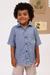 A camisa Bernardo foi feita em tecido de algodão com viscose, perfeito para o verão! Tem colarinho tipo italiano, manga curta com barra dobrada e fechamento frontal com botões de reflorestamento. Petit Môme