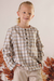 A camisa/bata Pedro é a favorita das mamães! Tem gola simples, meia vista com quatro botões sustentáveis amadeirados, bolsinho lateral na altura do peito e manga longa com aplicação de martingale. Petit Môme