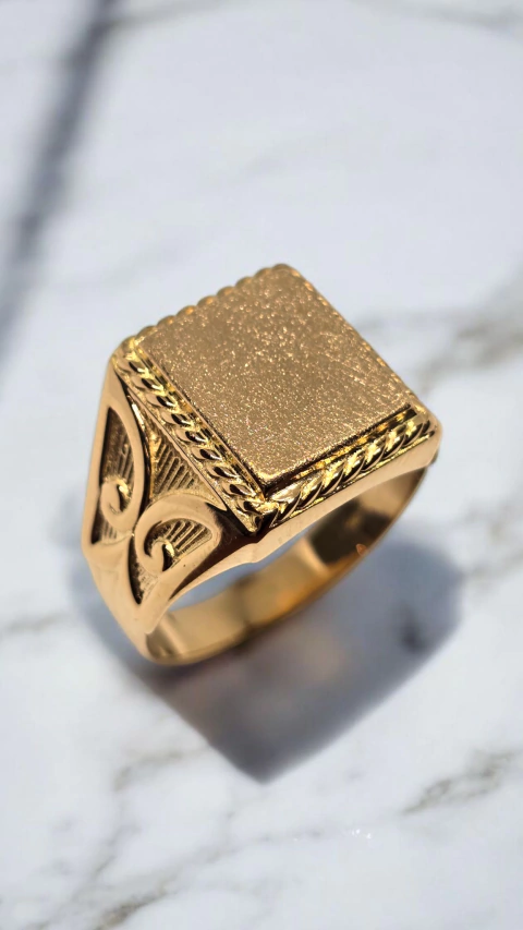 ANILLO CABALLERO CON ORNAMENTACION - Oro 18k - 8 GRS - - comprar online