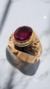 ANILLO CABALLLERO - RUBI OVALADO - Oro 18k - 8 grs - - Artebello Joyas