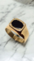 ANILLO CABALLLERO- con ónix y zafiros blancos - Oro 18k - 7.1 GRS - Artebello Joyas