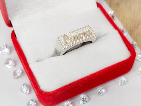 ANILLO CON NOMBRE con RELIEVE - Sello en Plata 925 -