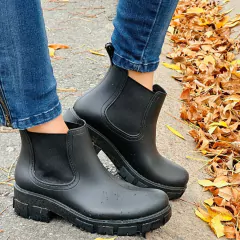 Bota de lluvia con elástico y taco en internet