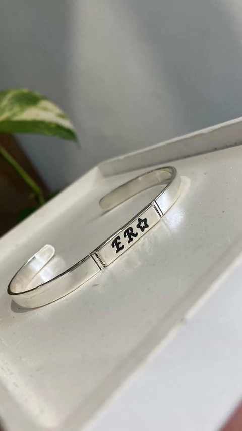 Media esclava con iniciales