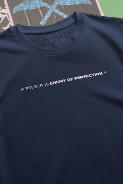 CAMISETA "A PRESSA IS ENEMY DA PERFECTION" na internet