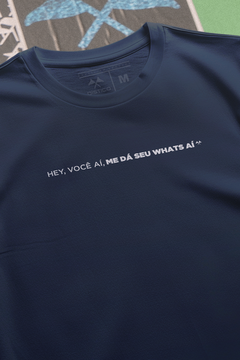 CAMISETA "HEY, VOCÊ AÍ, ME DÁ SEU WHATS AÍ" na internet