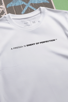 CAMISETA "A PRESSA IS ENEMY DA PERFECTION"
