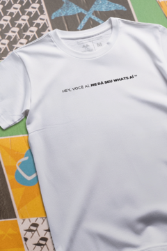 CAMISETA "HEY, VOCÊ AÍ, ME DÁ SEU WHATS AÍ" - loja online