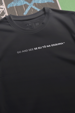 CAMISETA "GO AND SEE SE EU TÔ NA ESQUINA" - Dístico