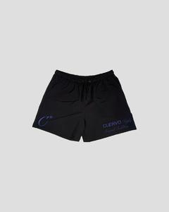 Na esquerda, letherinf cursivo escrito CUERVO SUPPLY – ORIGINAL TECHWEAR. Na direita, um C em releitura ao símbolo do Cleveland Cavaliers. As tintas utilizadas nesse processo são importadas e 100% de origem de matérias recicláveis