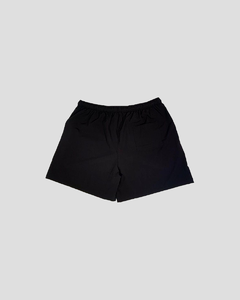 Na frente, um lethering clássico de uniformes das universidades americanas. Bermuda lisa na parte de trás. As tintas utilizadas nesse processo são importadas e 100% de origem de matérias recicláveis.  TECIDOS