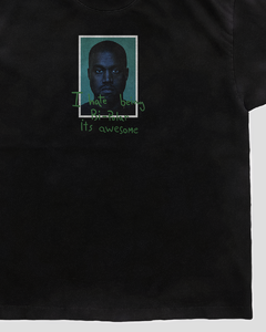  caimento regular, barra alongada e mangas ligeiramente oversized. Gola especial em ribana e reforço interior de ombro a ombro para garantir um caimento bom e uma durabilidade alta.