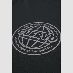 A Cuervo Team Tee tem caimento regular, barra alongada e mangas ligeiramente oversized. Feita pensando na prática de esportes, ela conta com uma ótima respirabilidade e uma durabilidade alta.