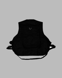 Feito em microfibra duplo, tem abertura frontal com engates rápidos de nylon, esse colete tem aplicações de bolsos funcionais. Acabamento da peça em viés.  