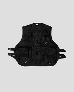 Feito em microfibra duplo, tem abertura frontal com engates rápidos de nylon, esse colete tem aplicações de bolsos funcionais. Acabamento da peça em viés.  