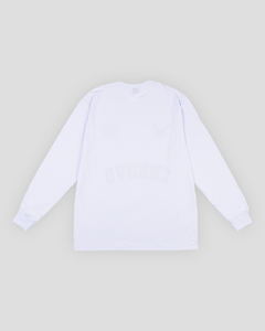 A Selected Long Tee tem caimento regular, barra alongada e mangas ligeiramente oversized, com ribana canelada nos punhos. Gola especial em ribana e reforço interior de ombro a ombro para garantir um caimento bom e uma durabilidade alta.