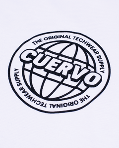 A Selected Long Tee tem caimento regular, barra alongada e mangas ligeiramente oversized, com ribana canelada nos punhos. Gola especial em ribana e reforço interior de ombro a ombro para garantir um caimento bom e uma durabilidade alta.