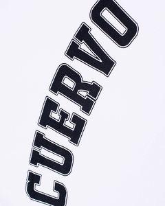 A Selected Long Tee tem caimento regular, barra alongada e mangas ligeiramente oversized, com ribana canelada nos punhos. Gola especial em ribana e reforço interior de ombro a ombro para garantir um caimento bom e uma durabilidade alta.