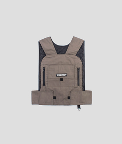 Peça com 2 bolsos verticais com fechamento em zíper nas laterais do peito e um bolso com fechamento em velcro no centro. O fechamento do colete é em velcro pelas laterais na barra da peça.